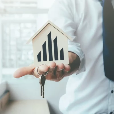 agent trzyma makiete neruchomosci na dloni kopia